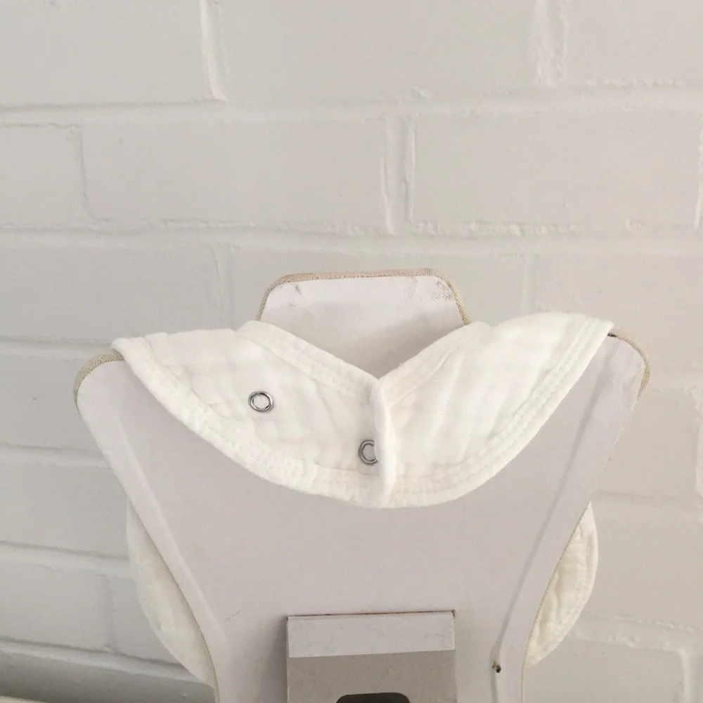 brand new/never worn embroidered personalized initial T baby bib - baby shower